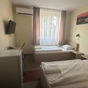 Free Parking, Free Breakfast, Only 15 Minutes To Center Panzió